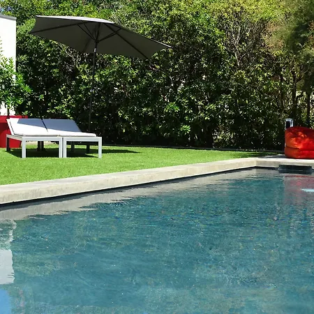 Le Cube Design A Avec Piscine Et Cuisine Maison d'hôtes 4*