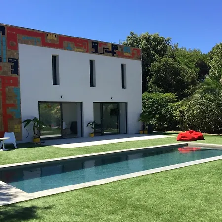 Le Cube Design A Avec Piscine Et Cuisine Maison d'hôtes 4*