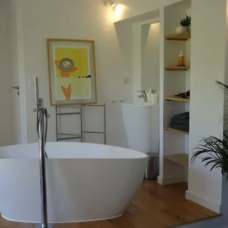 Le Cube Design A Avec Piscine Et Cuisine 4*
